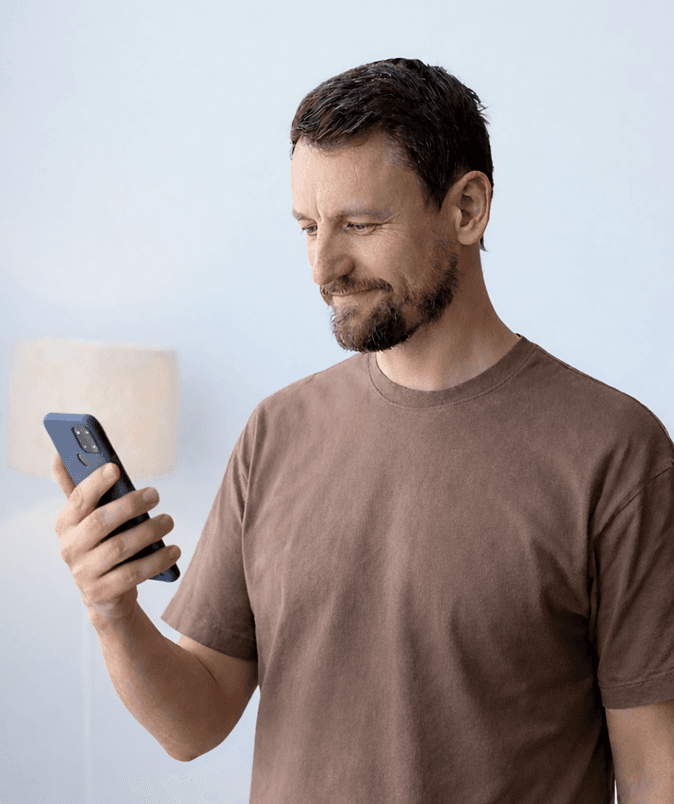 Ein Mann mit einem Smartphone